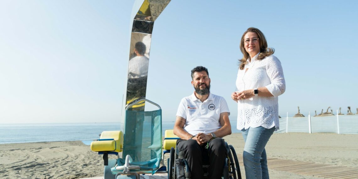 Estepona abre la temporada de playas con nuevas duchas para personas con movilidad reducida