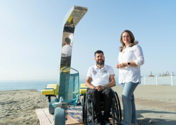 Estepona abre la temporada de playas con nuevas duchas para personas con movilidad reducida