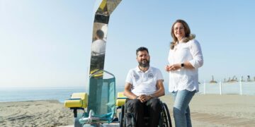 Estepona abre la temporada de playas con nuevas duchas para personas con movilidad reducida