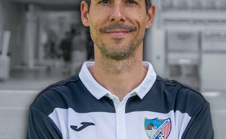 «Gracias míster, esta siempre será tu casa»: el CD Estepona dice adiós a Carlos Cura