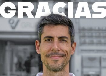 «Gracias míster, esta siempre será tu casa»: el CD Estepona dice adiós a Carlos Cura