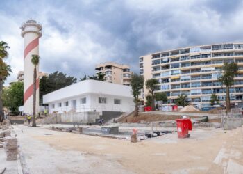 Marbella encara la recta final de la rehabilitación de su icónico faro en una zona clave del centro