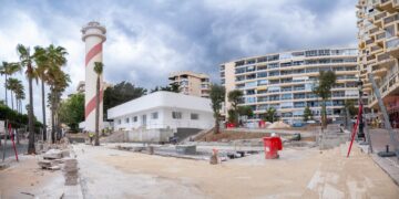 Marbella encara la recta final de la rehabilitación de su icónico faro en una zona clave del centro