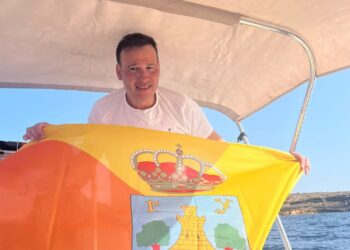 El benalmadense Rogelio Núñez completa un triple cruce a nado entre Ibiza y Formentera por una causa solidaria