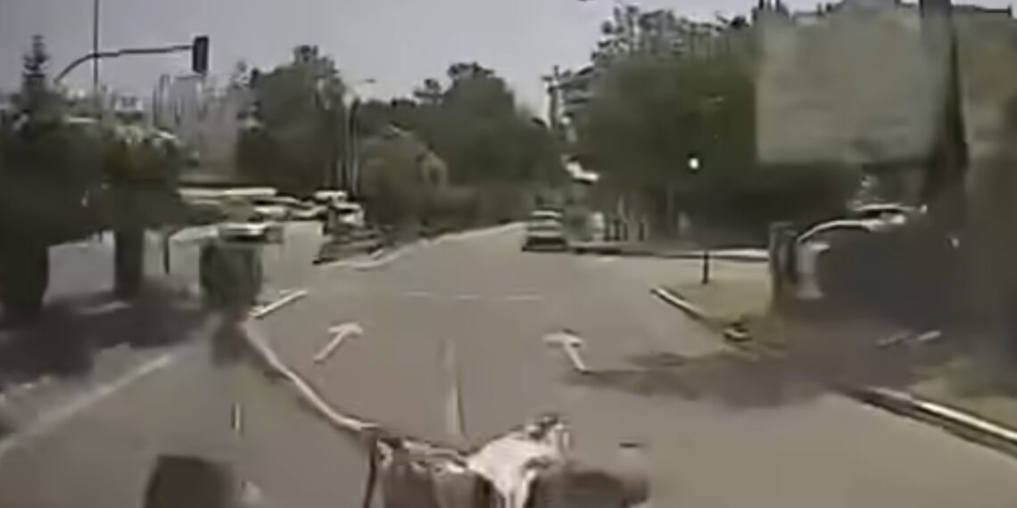 Atropellada una mujer y su bebé, de dos años y medio, al cruzar un paso de peatones con el semáforo en rojo en Marbella