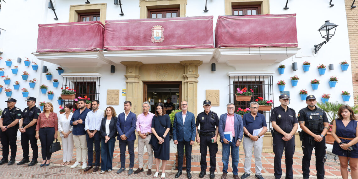 Marbella guarda un minuto de silencio en señal de condena por el asesinato machista del pasado sábado en la ciudad