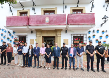 Marbella guarda un minuto de silencio en señal de condena por el asesinato machista del pasado sábado en la ciudad