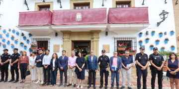 Marbella guarda un minuto de silencio en señal de condena por el asesinato machista del pasado sábado en la ciudad