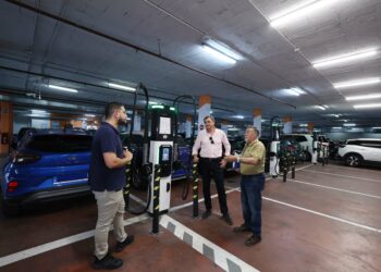 Marbella presenta tres estaciones de carga rápida en el aparcamiento del Mercado