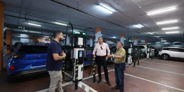 Marbella presenta tres estaciones de carga rápida en el aparcamiento del Mercado
