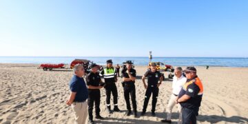Marbella refuerza la seguridad en las playas con un dispositivo especial de Policía Local, Bomberos y Protección Civil