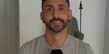 «Me mandaron a aprender a vivir en una silla de ruedas, no a levantarme de ella”: El milagro de Álvaro, vendedor de la ONCE en Arroyo de la Miel