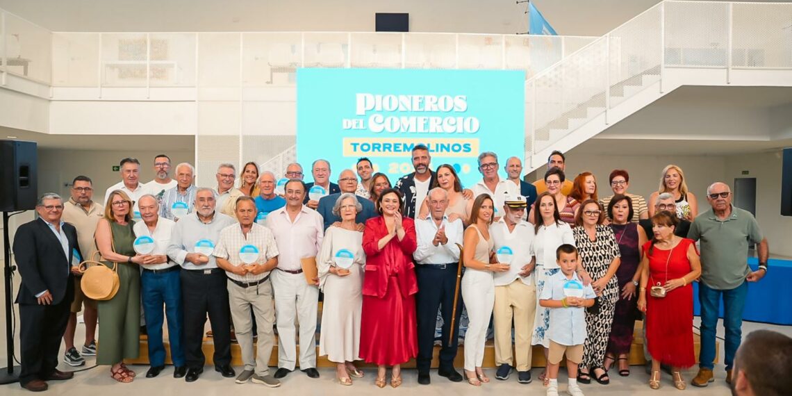 Torremolinos homenajea a 19 negocios ‘Pioneros del Comercio’ en los años 80