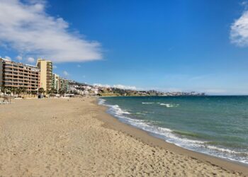 Prohibido el baño en Fuengirola durante San Juan: posibles sanciones debido a la bandera roja