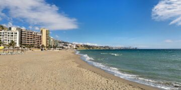 Prohibido el baño en Fuengirola durante San Juan: posibles sanciones debido a la bandera roja