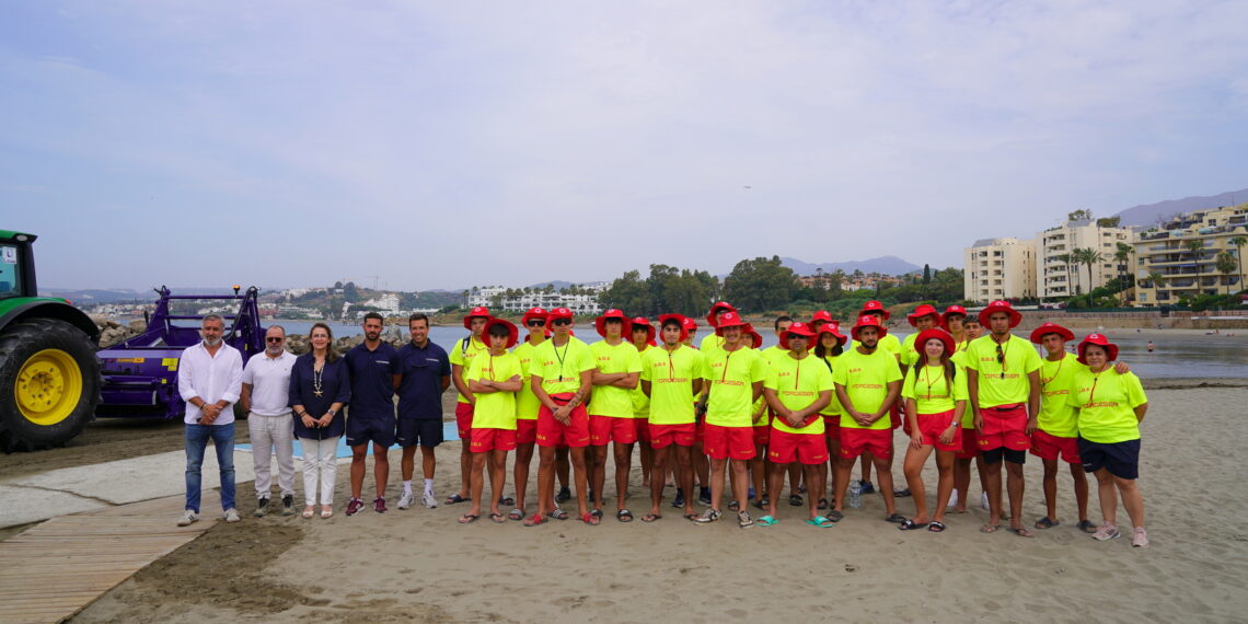 Estepona refuerza el servicio de playas con nueva maquinaria y activa el servicio de vigilancia con 45 socorristas
