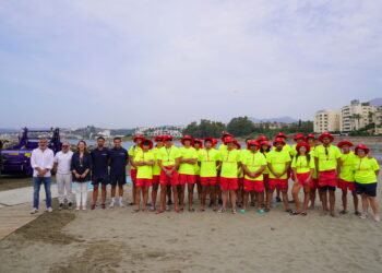 Estepona refuerza el servicio de playas con nueva maquinaria y activa el servicio de vigilancia con 45 socorristas