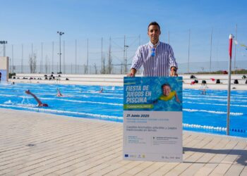 Castillos hinchables y juegos acuáticos dan la bienvenida al verano en Torremolinos