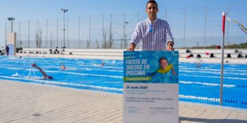 Castillos hinchables y juegos acuáticos dan la bienvenida al verano en Torremolinos