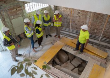 Lara supervisa las obras de modernización energética del edificio Ovoide, con una inversión superior a los 720.000 euros