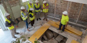 Lara supervisa las obras de modernización energética del edificio Ovoide, con una inversión superior a los 720.000 euros