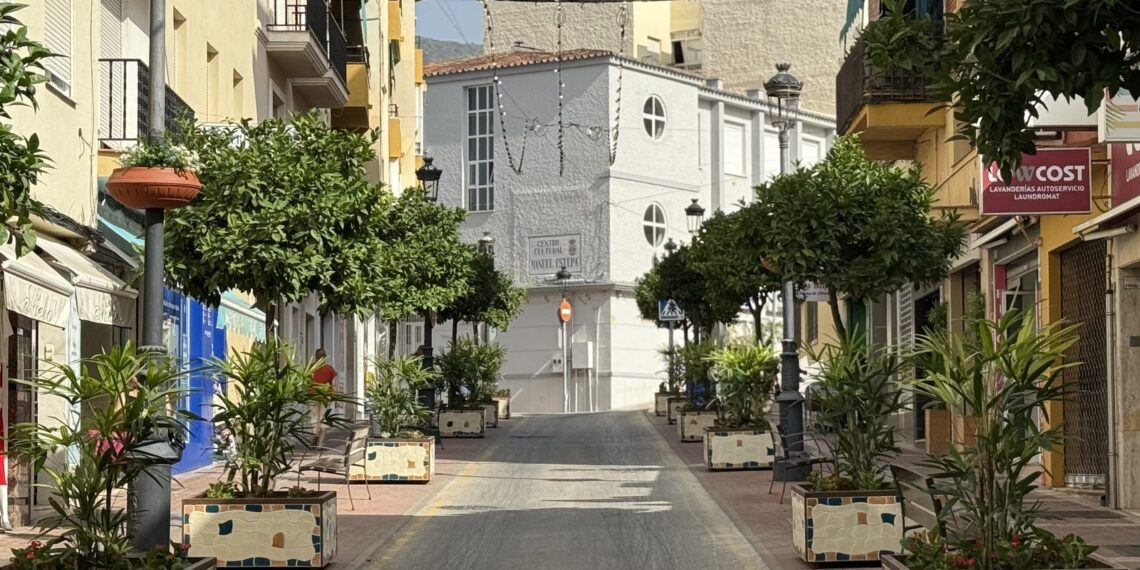 Benalmádena avanza en el embellecimiento de zonas emblemáticas con nuevas jardineras artísticas en calle Las Flores, Pueblosol y el recinto ferial de Los Nadales