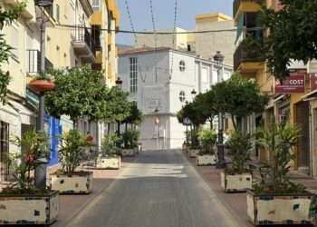 Benalmádena avanza en el embellecimiento de zonas emblemáticas con nuevas jardineras artísticas en calle Las Flores, Pueblosol y el recinto ferial de Los Nadales