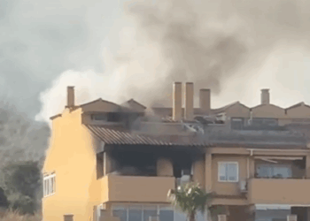 Un incendio en una casa de Benalmádena obliga a evacuar al hospital a una mujer de 44 años