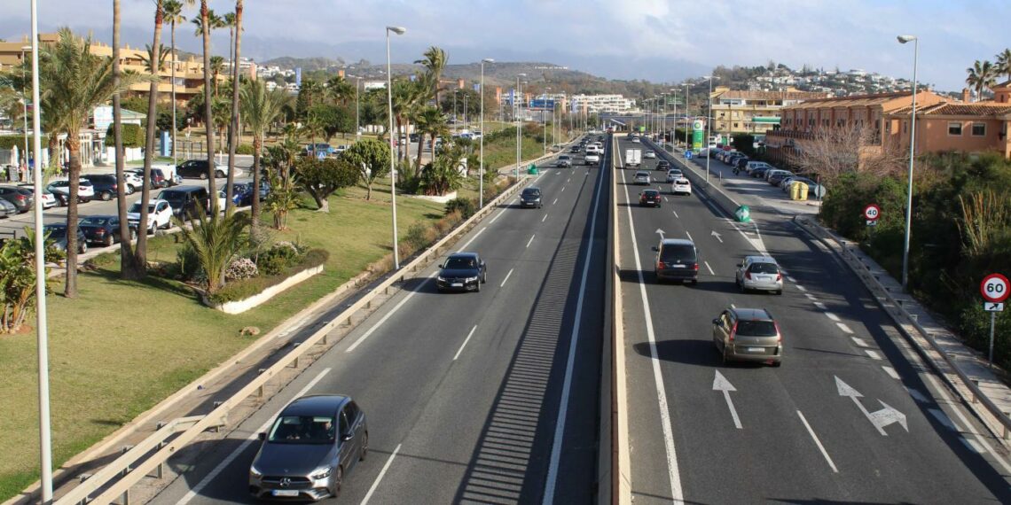 Caos en la A-7: Un herido y diez kilómetros de colapso por un accidente en Las Chapas