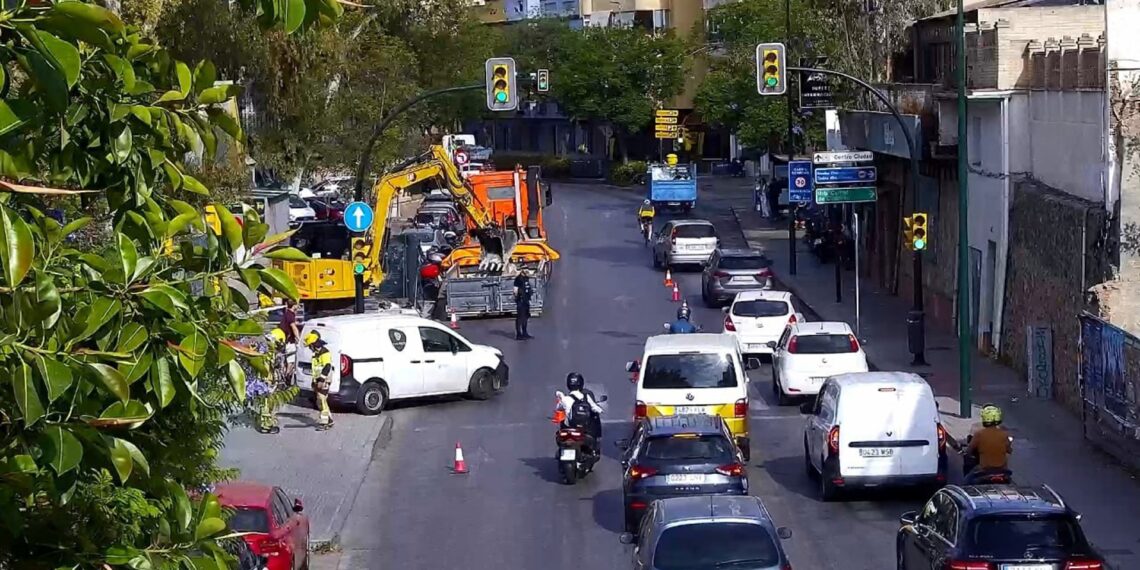 Un escape de gas en la zona de Baños del Carmen mantiene dos carriles cortados en la capital