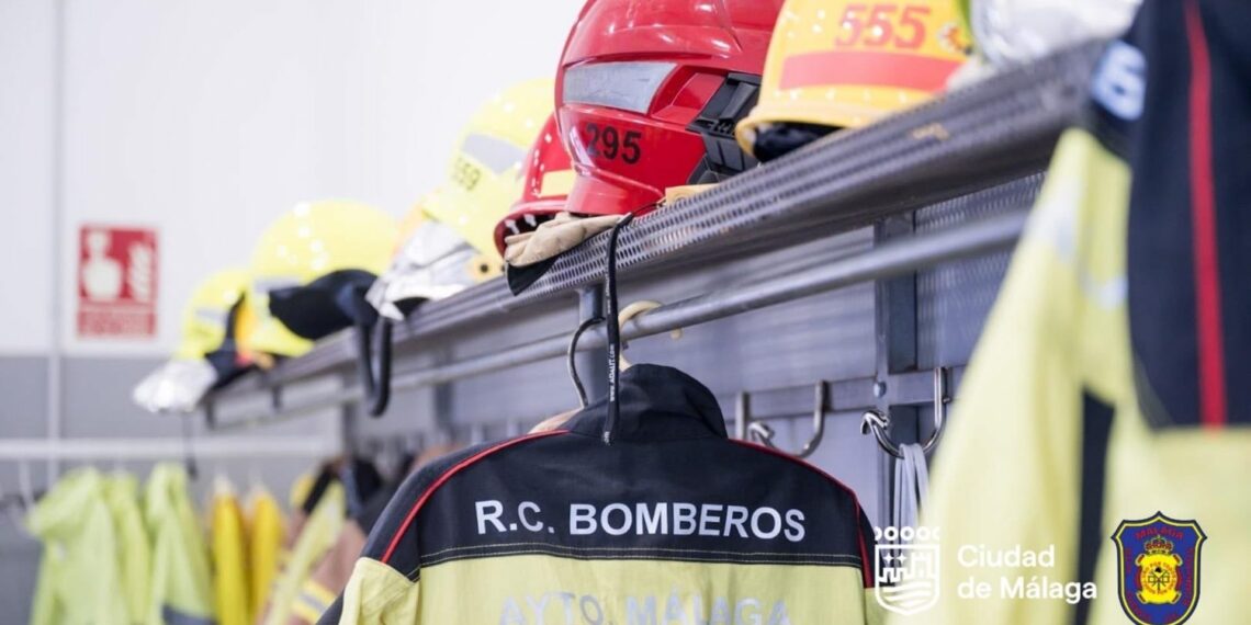 Efectivos de los bomberos intervienen en un incendio en una vivienda en Málaga capital