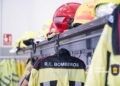 Efectivos de los bomberos intervienen en un incendio en una vivienda en Málaga capital