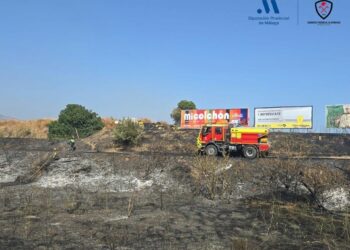 Controlado el incendio en Vélez-Málaga provocado por un coche en llamas junto al recinto ferial