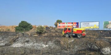 Controlado el incendio en Vélez-Málaga provocado por un coche en llamas junto al recinto ferial