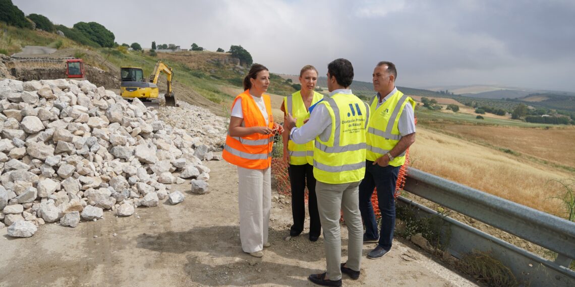 La Diputación invierte 300.000 euros en las obras para reabrir al tráfico la carretera de acceso a Acinipo