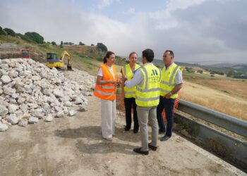 La Diputación invierte 300.000 euros en las obras para reabrir al tráfico la carretera de acceso a Acinipo