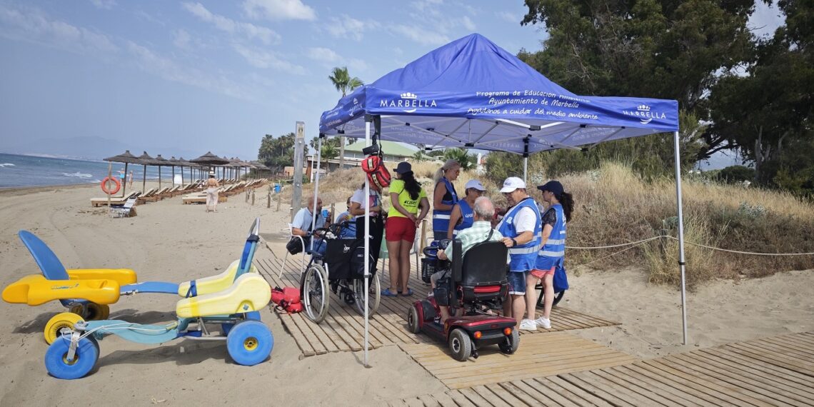 En marcha el servicio de baño asistido en las playas de Marbella