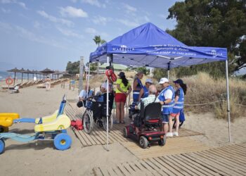 En marcha el servicio de baño asistido en las playas de Marbella