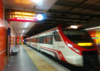 Retrasos de entre 15 y 20 minutos en Cercanías y Media Distancia tras descarrilar un tren vacío
