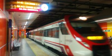 Retrasos de entre 15 y 20 minutos en Cercanías y Media Distancia tras descarrilar un tren vacío