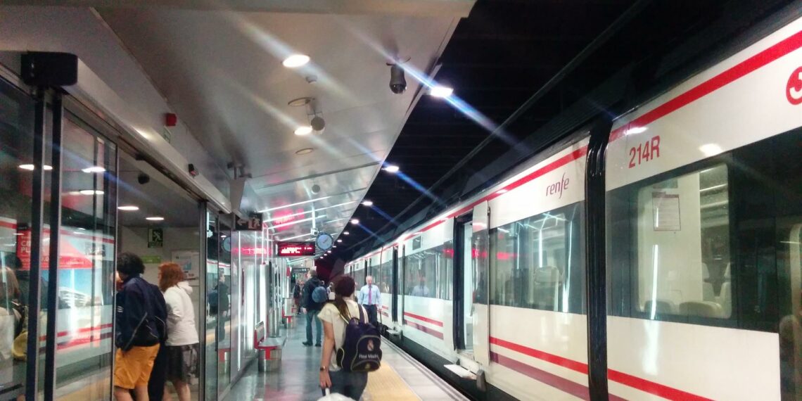 Restablecida con normalidad la circulación de Cercanías entre Centro Alameda y Los Prados tras descarrilar tren