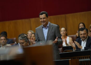 Juanma Moreno señala la «estrategia de intentar embarrar el debate parlamentario» de Andalucía