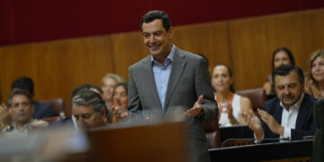 Juanma Moreno señala la «estrategia de intentar embarrar el debate parlamentario» de Andalucía