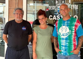 «Lo hemos hecho lo mejor posible»: Paco y sus hijos echan el cierre a la Pastelería Castillo de Torremolinos