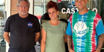 «Lo hemos hecho lo mejor posible»: Paco y sus hijos echan el cierre a la Pastelería Castillo de Torremolinos