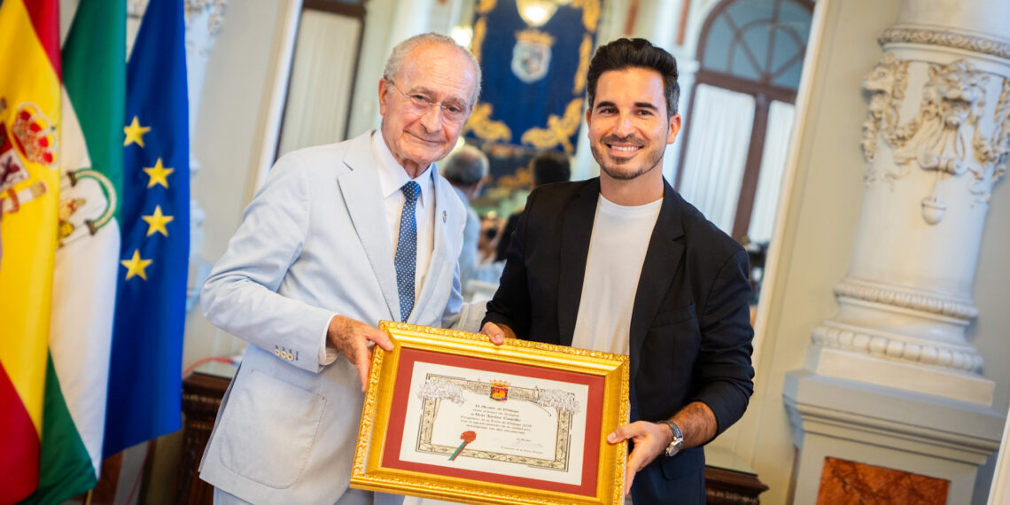 «Sentirse malagueño» y «el espíritu que tenemos de ayudar a todos», algunas claves del pregón del mijeño Javier Castillo