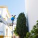 San Pedro Alcántara intensifica los trabajos de cuidado de sus zonas verdes para mantener la vegetación en óptimas condiciones durante el verano