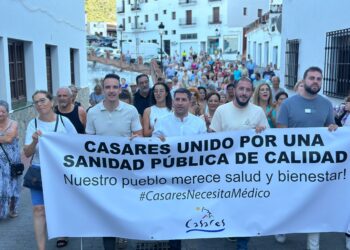 Casares se manifiesta ante la falta de médicos en el pueblo