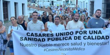 Casares se manifiesta ante la falta de médicos en el pueblo