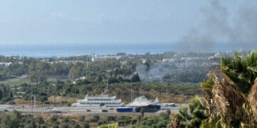 Bomberos intervienen en un incendio en una zona de pastos cercana a la A-7 en Marbella